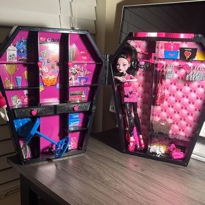 Mattel Monster High Draculocker with doll and accessories